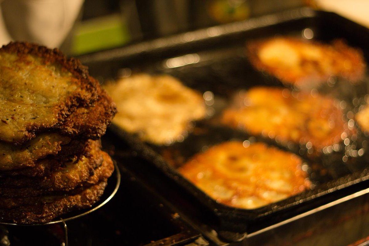 mochileros_org's tweet photo. El típico #Bramboraky de #RepublicaCheca una deliciosa fritura de papa rayada con ajo y otras especias. #comida http://t.co/GxtvShIGJ5