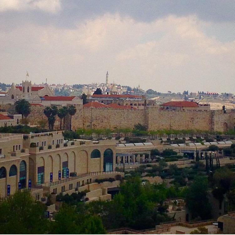 KimKardashian's tweet photo. Bye Jerusalem http://t.co/K8rHiYPyJA