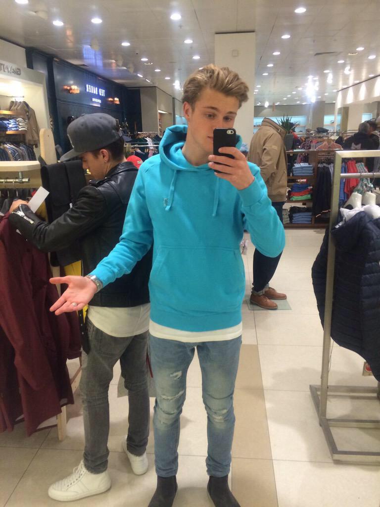 OfficialRomy_'s tweet photo. Deze trui staat hem zo maar dan ook zo goed
RT als je het met me eens bent :)
@KAJVANDERVOORT http://t.co/OYisqV2CTS