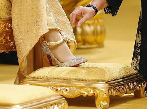 MinouWedding's tweet photo. #Wedding da #favola...#vestiti in#oro#scarpe di#diamanti#bouquet di#pietre#preziose#Sultano del#Brunei#weddingplanner http://t.co/6IqQrSYdch