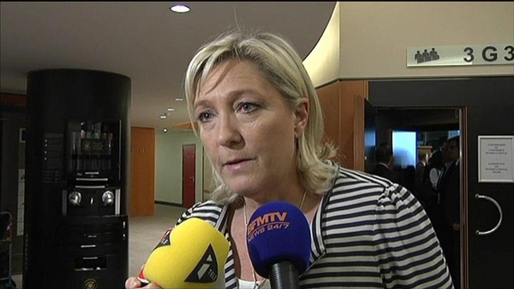BFMTV's tweet image. VIDEO - FN: Marine Le Pen soutient la candidature de sa nièce en PACA pour remplacer son père bfmtv.com/mediaplayer/vi…