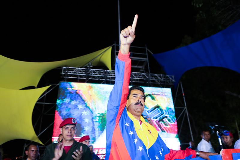 PresidencialVen's tweet photo. Presidente .@NicolasMaduro dedicó la victoria del 14 de abril de 2013 al comandante Hugo Chávez #2AñosHaciendoPatria http://t.co/S0sd4Iwn1j