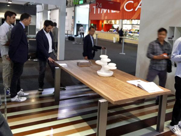 Michele_Salvato's tweet photo. In diretta dal #SalonedelMobile area #BrianzaDesign: subito grande interesse per il nostro tavolo "Casual"! #iSaloni http://t.co/9aXqNrvGf4