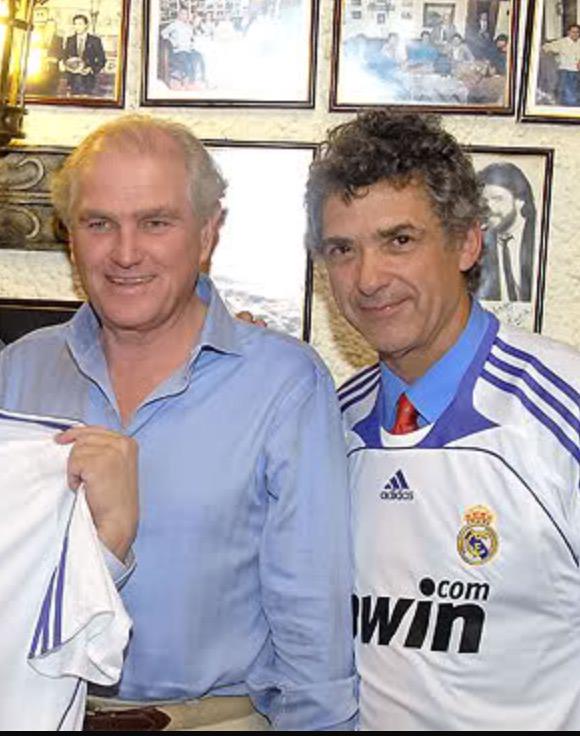 منو يقدر يجيب لي هذه الصورة كاملة ؟ واضحة فيها يد “سيرجيو” رئيس أتلتيكو مدريد وهو ماسك تي شيرت الريال !