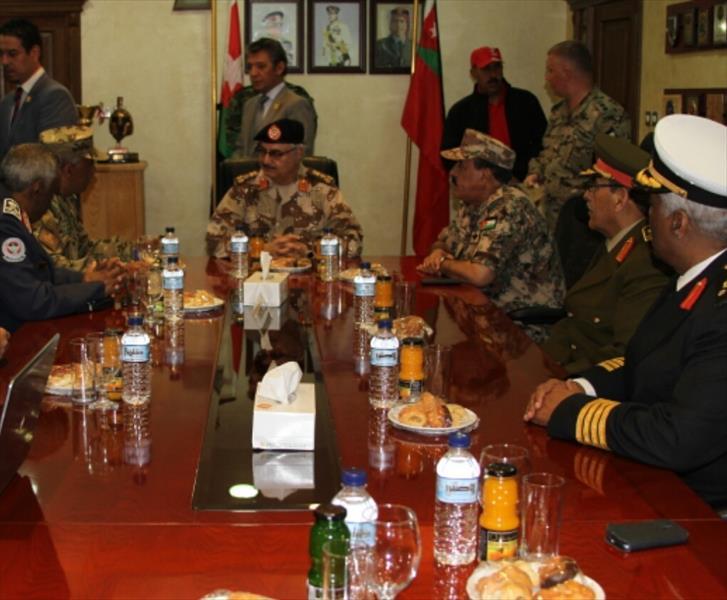 خليفة حفتر يحضر مناورة عسكرية مشتركة بين الجيشين الليبى والأردنى CCjkMG8UIAEqxrc