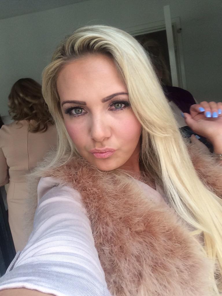 StephanieLCarey's tweet photo. Take me back to Dam! 😂😁🙌🙊💗🍯👭👯😴🍼🙌🏿 http://t.co/iLgbJW2xzl