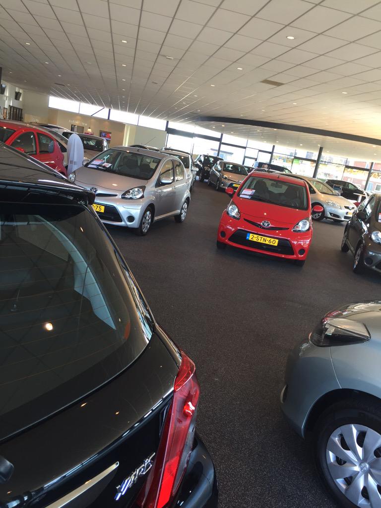 Het begint hier weer op een Toyota showroom te lijken. Zaterdag hadden we hier nog Humberto Tan en <a href="/WLlatenight/">Westland Late Night</a>