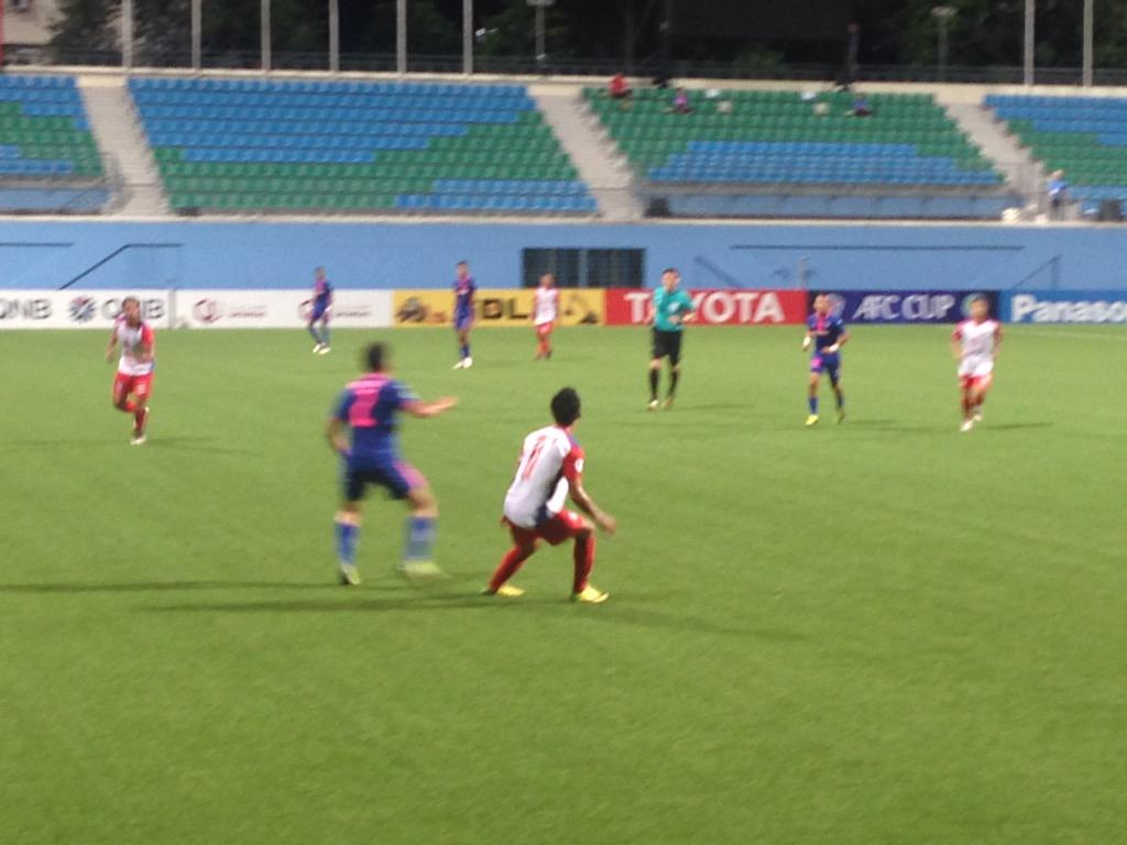 vik_n1984's tweet photo. @chetrisunil11 @bengalurufc in action #WARvBFC. http://t.co/9FGbBporyC