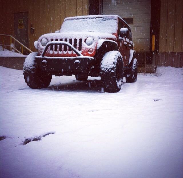 CanadianJeepin's tweet photo. Little throw back to the first winter I had my jeep 😏 http://t.co/wQCVdQErGX