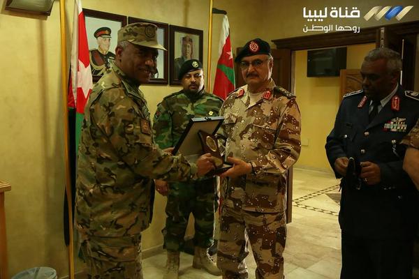 خليفة حفتر يحضر مناورة عسكرية مشتركة بين الجيشين الليبى والأردنى CCjoE5KUEAE0t--
