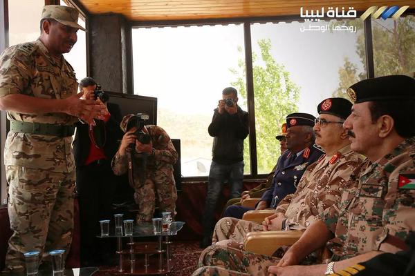 خليفة حفتر يحضر مناورة عسكرية مشتركة بين الجيشين الليبى والأردنى CCjoFATUIAAJGbz