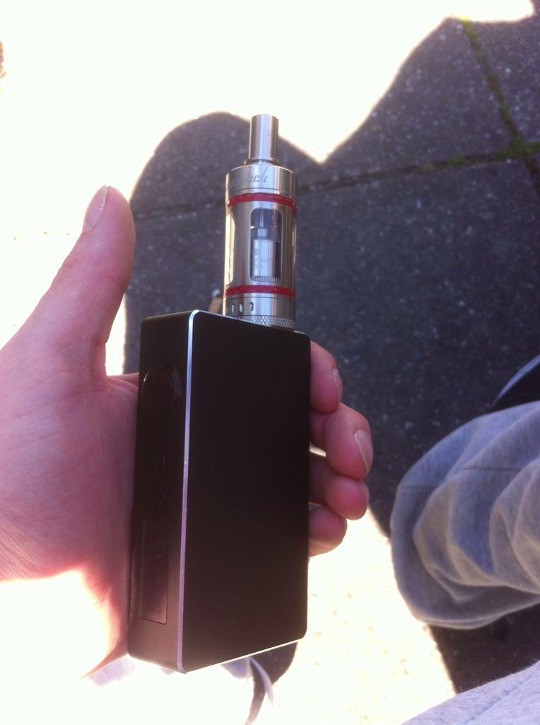 Jordzz45's tweet photo. @Vaperholic great purchase guys loving the sigelei and the plume veil rda http://t.co/ysdgWl3Nnm