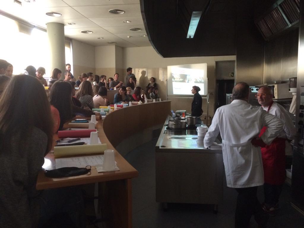 Sapina101's tweet photo. Tot preparat: #showcooking_nutricional @opex_uv @CdCienciaUV http://t.co/EISwkP5Hpy