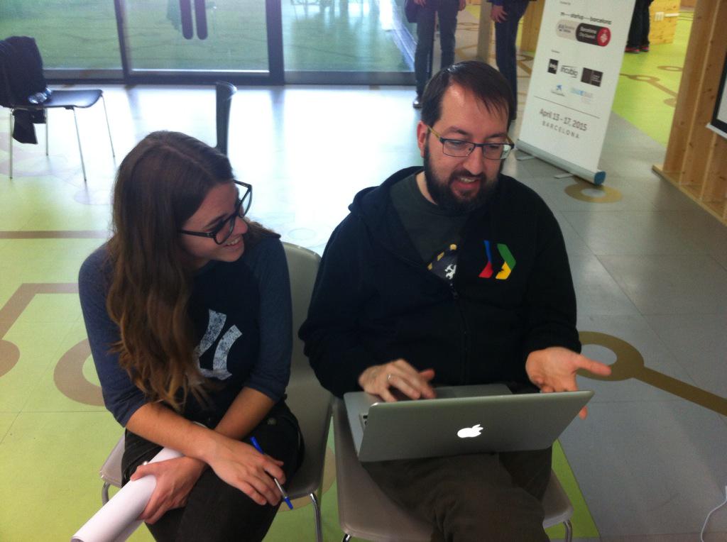 itnig's tweet image. Everyone at #GoogleLaunch gets mentorship session. Here&apos;s @IsmaelFaro teaching video stuff to Anna.