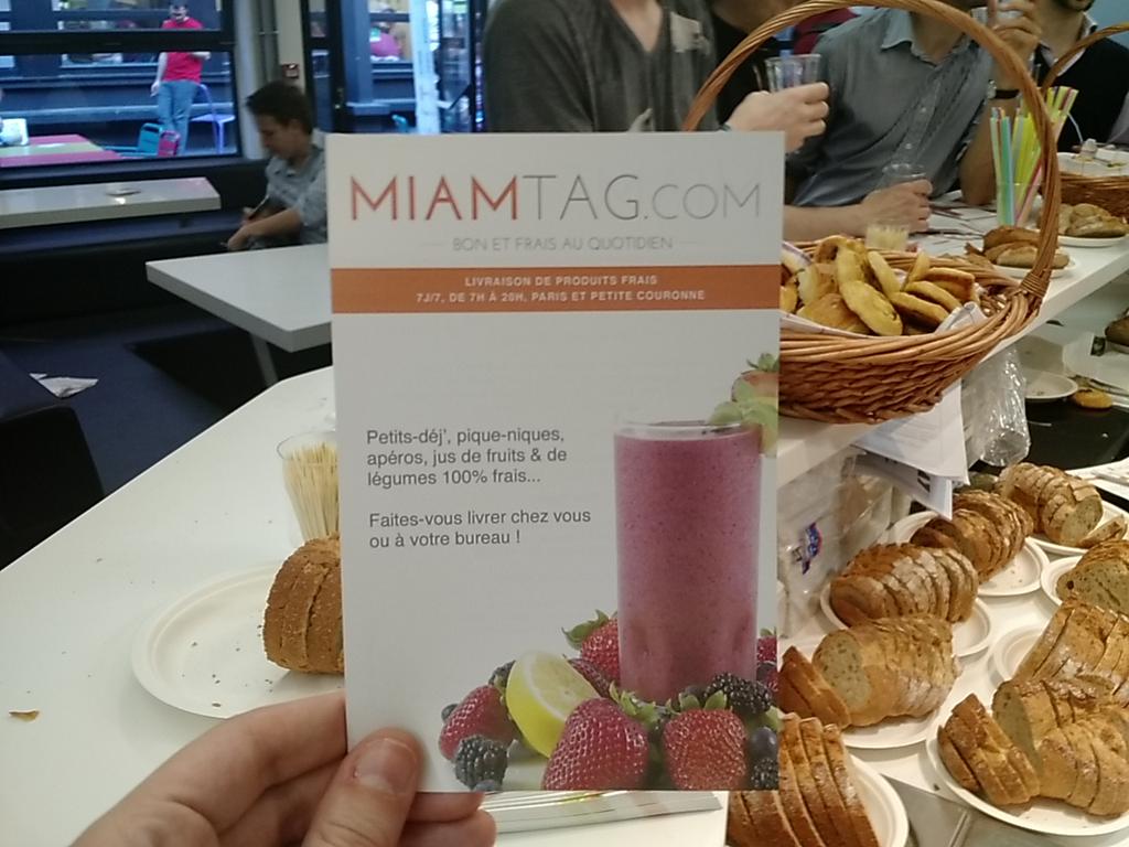 HaGii__'s tweet photo. “Il reste encore pleins de viennoiseries & de jus de fruits très frais. #RJday7 @remixjobs @42born2code http://t.co/2LjN1gU584” @FluxezMoi