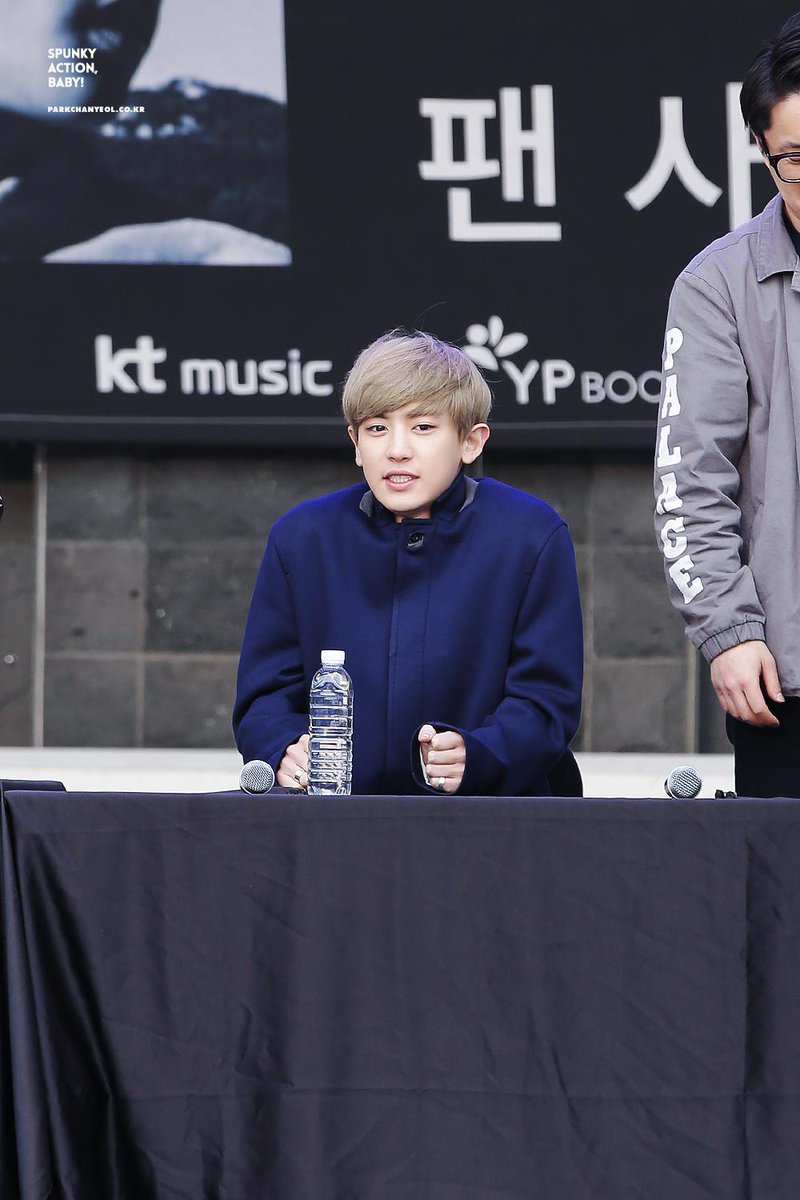 junsoojng's tweet photo. "@chanyeolit: 찬열이는 추운데 춰춰하는거 귀여워해서 미아내(..) http://t.co/s8LT3p7gNP"