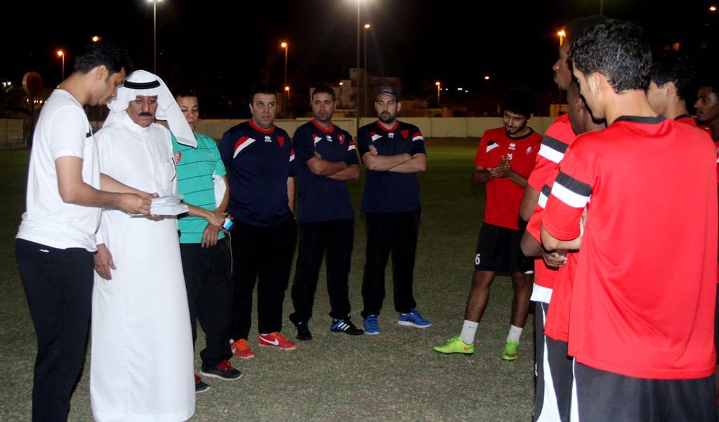 alwehdaclub1's tweet photo. نائب الرئيس دخيل عوّاد يسلم لاعبي الاولمبي مكافآت تخطيهم الجيل وتأهلهم لنصف نهائي التصفيات المؤهلة لكأس الأمير فيصل http://t.co/ftI653tK1a