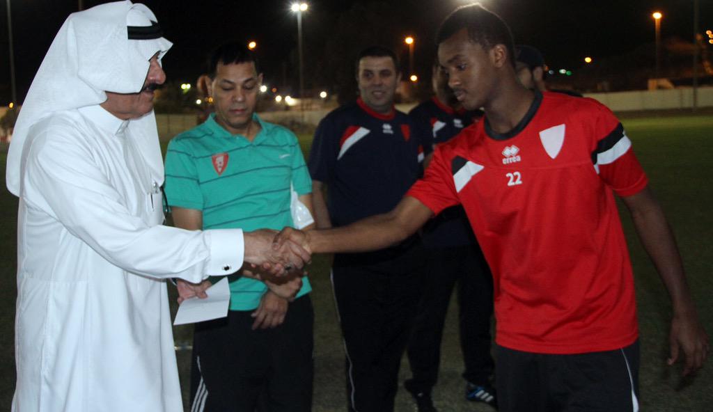 alwehdaclub1's tweet photo. نائب الرئيس دخيل عوّاد يسلم لاعبي الاولمبي مكافآت تخطيهم الجيل وتأهلهم لنصف نهائي التصفيات المؤهلة لكأس الأمير فيصل http://t.co/ftI653tK1a