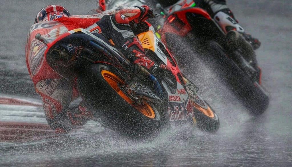 FansHM_9323's tweet photo. Fotaza👌👏 #IAM93 "@MotoFamilyGP: .@marcmarquez93 bajo el aguacero de #Austin015. http://t.co/Ih5V55K6gX"