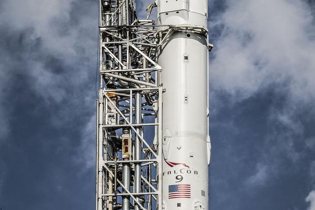 SPACEdotcom's tweet photo. LIFTOFF!!!! #Falcon9 and #Dragon have launched. Waiting for news of the rocket landing: http://t.co/MiynmMHcXc http://t.co/gNV5loCIQQ