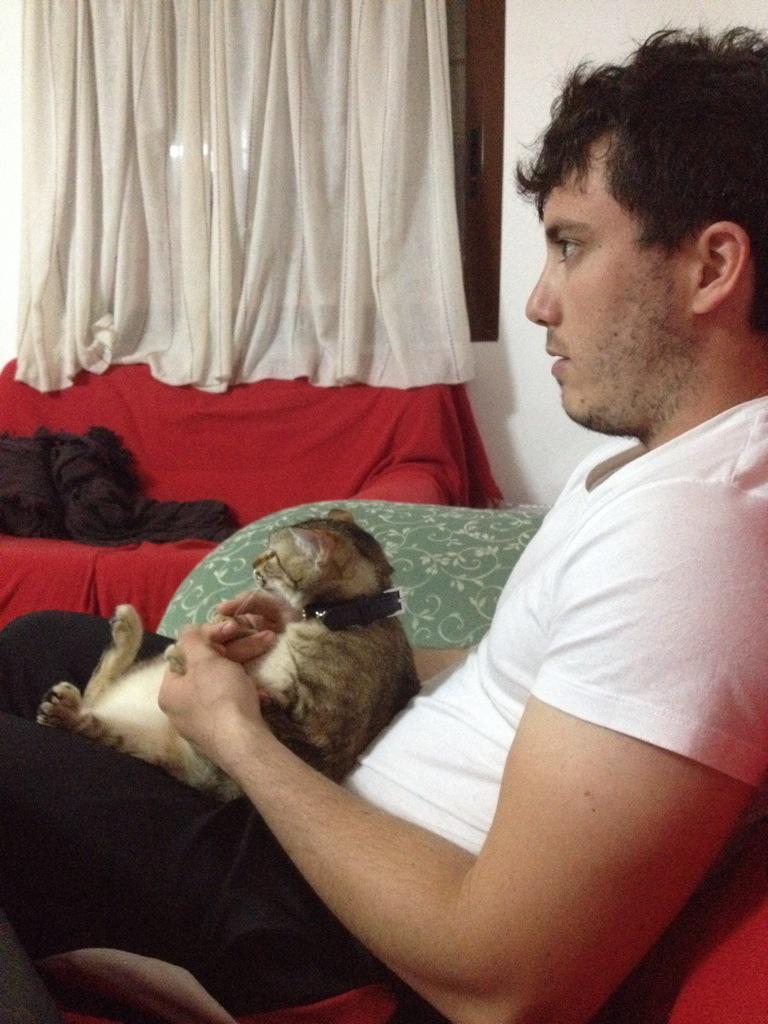 FURANA2's tweet photo. Viendo el partido gatunamente con @JoseDeBorja http://t.co/AZFu0SsY2v