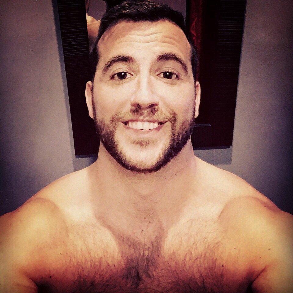 Manhunt's tweet photo. #GetOnGetOff with tall, hairy Chicago bottom "rightfitforyou": http://t.co/P7B2wwCvT4 http://t.co/1ltiOvoVdw