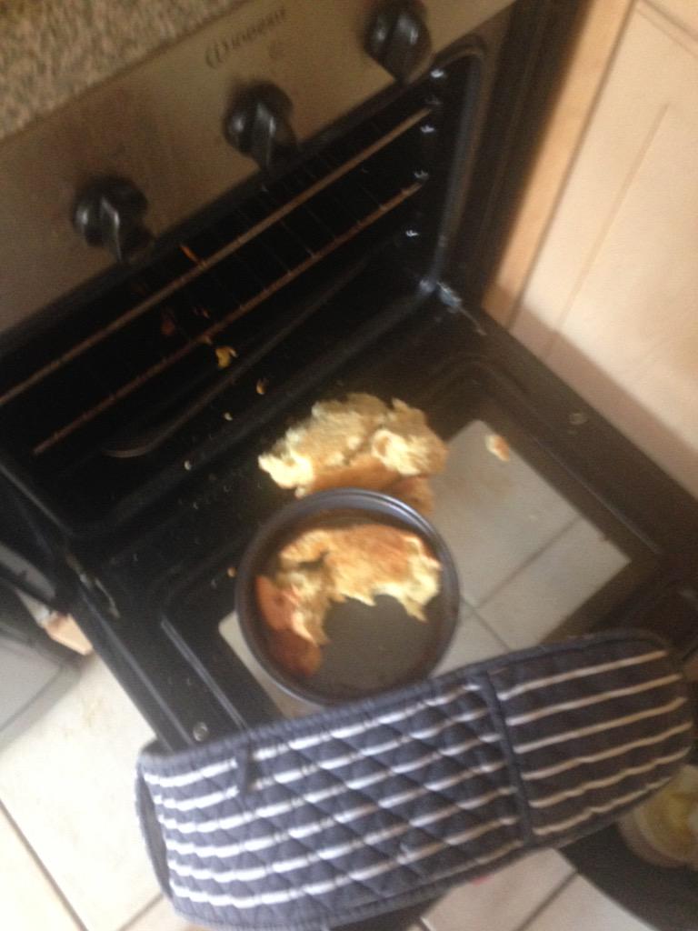 Mummys_Blog's tweet image. Birthday cake for hubby didn't want to be eaten so decided to throw itself out of my hands and onto the floor!