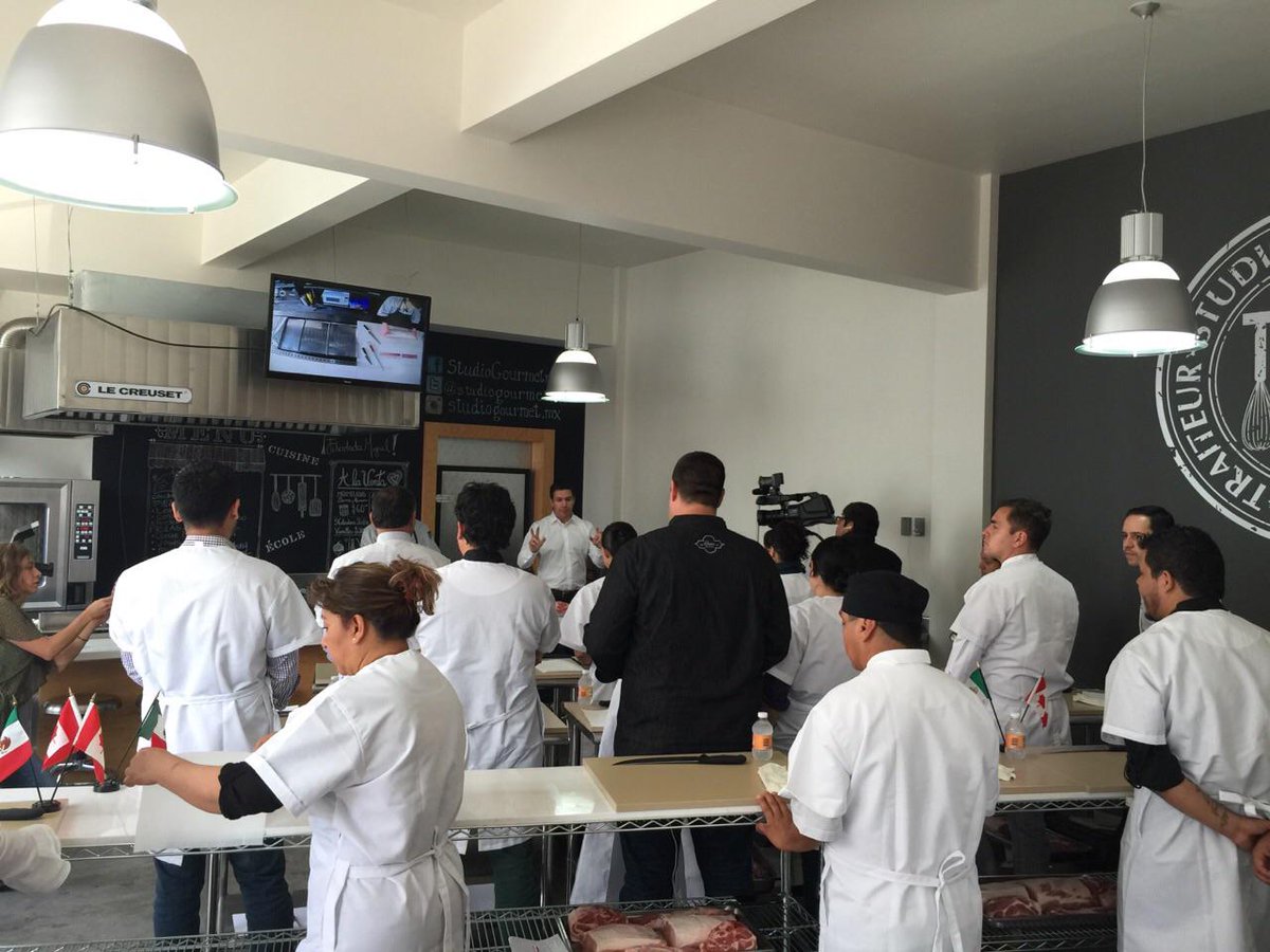 CANADABEEFMEX's tweet image. @CANADABEEFMEX y #canadapork Seminario Trade Dry Aged Beef en México #canadianmeat #LoveCDNbeef #ExperienceCDNbeef