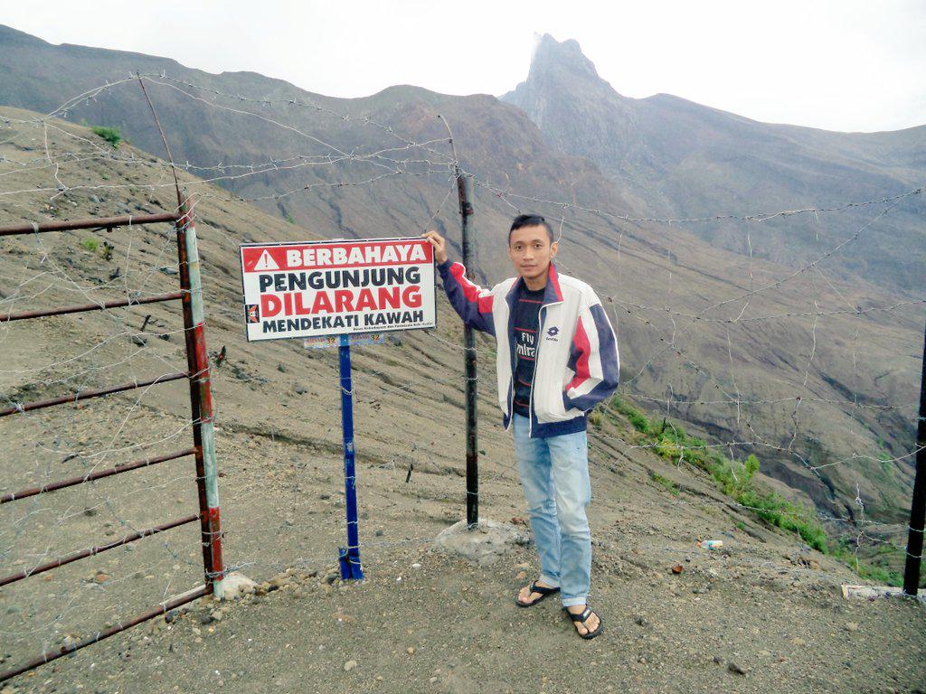 BimaZakaria's tweet photo. Got away from the routine with brother sam @Prasetiya_88 at #GunungKelud #Blitar #MysmallVilage #latepost http://t.co/qsrF20ikE0