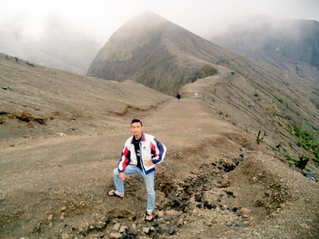 BimaZakaria's tweet photo. Got away from the routine with brother sam @Prasetiya_88 at #GunungKelud #Blitar #MysmallVilage #latepost http://t.co/qsrF20ikE0
