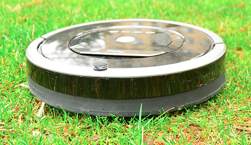 Simon__Newman's tweet photo. @iRobot is developing a robotic lawn mower http://t.co/fcxoFbtVej http://t.co/JqILXIAl9t