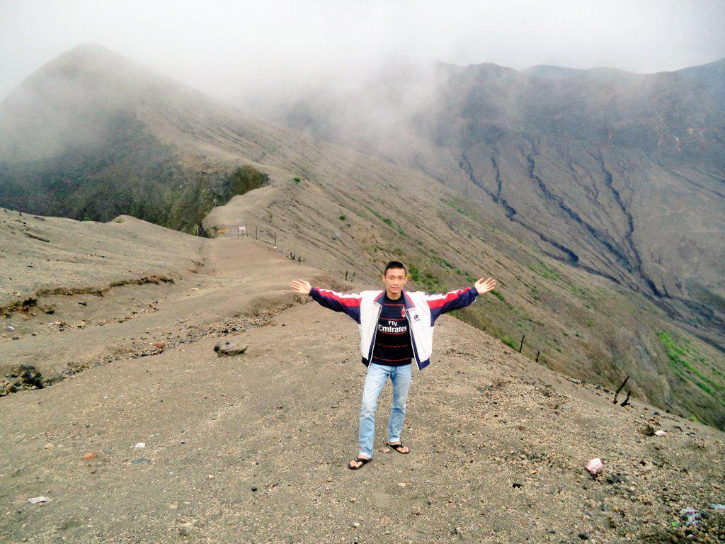 BimaZakaria's tweet photo. Got away from the routine with brother sam @Prasetiya_88 at #GunungKelud #Blitar #MysmallVilage #latepost http://t.co/qsrF20ikE0