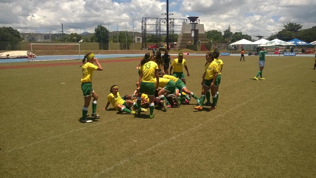felicianomedia's tweet photo. #LAIFútbol ¡HISTÓRICAS TIGRESAS! La #INTER logra su primer campeonato #LAI al derrotar, 3-1, a las Juanas #Colegio. http://t.co/X3PhC7dhXM