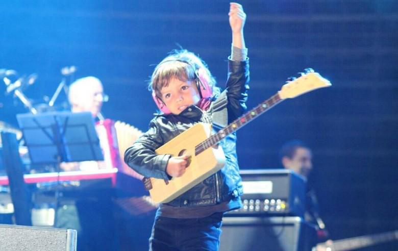 ObservadorUY's tweet photo. El guitarrista más joven de No Te Va Gustar, tocó una Loog Guitar

http://t.co/x5T12vL2aZ http://t.co/w2FLqygAdz