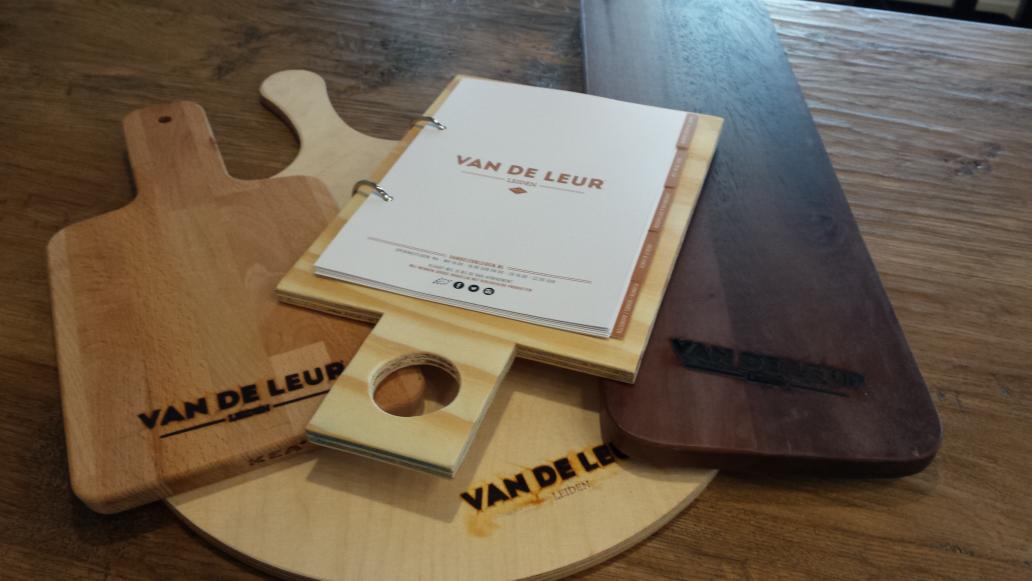 StudioVerseMelk's tweet photo. De nieuwe #menukaarten voor dranken planken voor @Vandeleurleiden zijn klaar! #trots #ontwerp #leiden #breestraat http://t.co/CqhOL7153T