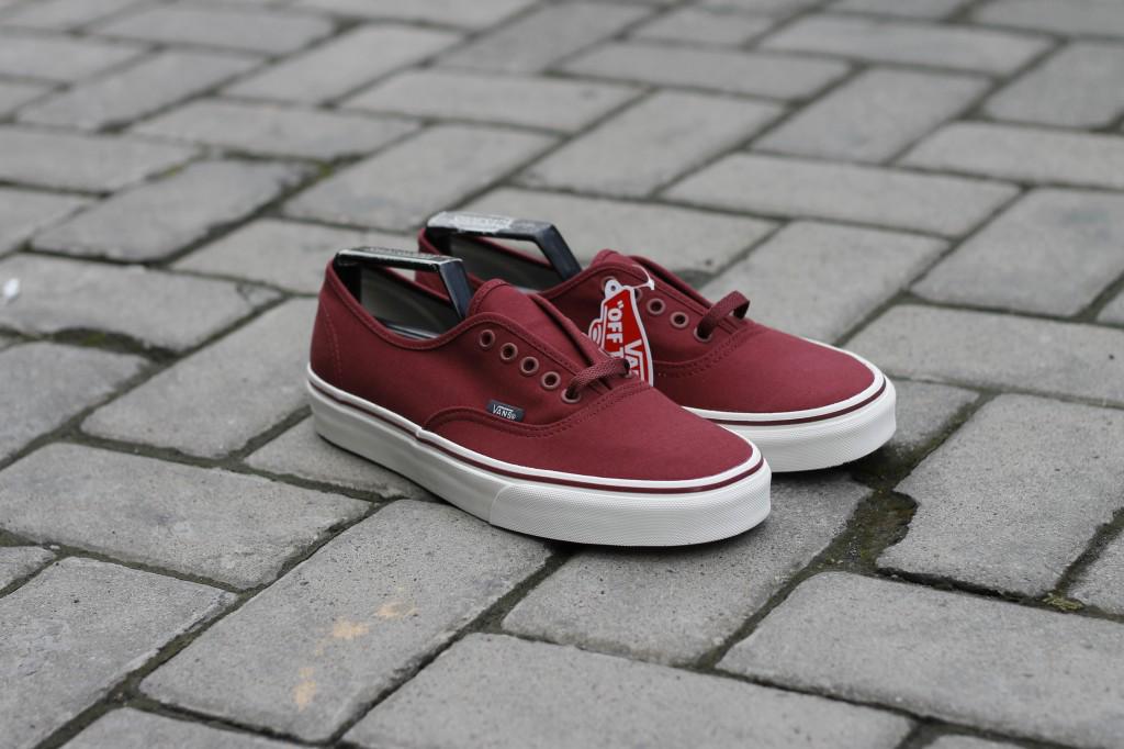 xmbladushx's tweet photo. Vans Authentic Oxblood Red size:42 BNIB. Cp: Bio. http://t.co/cLmFn49yX3 @sneakerhypesmg @SneakerSandwich @Sneakers_Eight @twelve12store