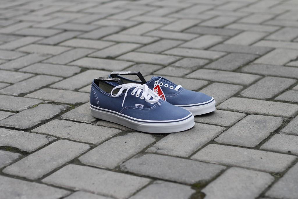 xmbladushx's tweet photo. Vans Authentic Navy size: 37 38,5 43 44,5 45 BNIB. Cp: bio http://t.co/cR7rRRxaZE @sneakerhypesmg @SneakerSandwich @Sneakers_Eight