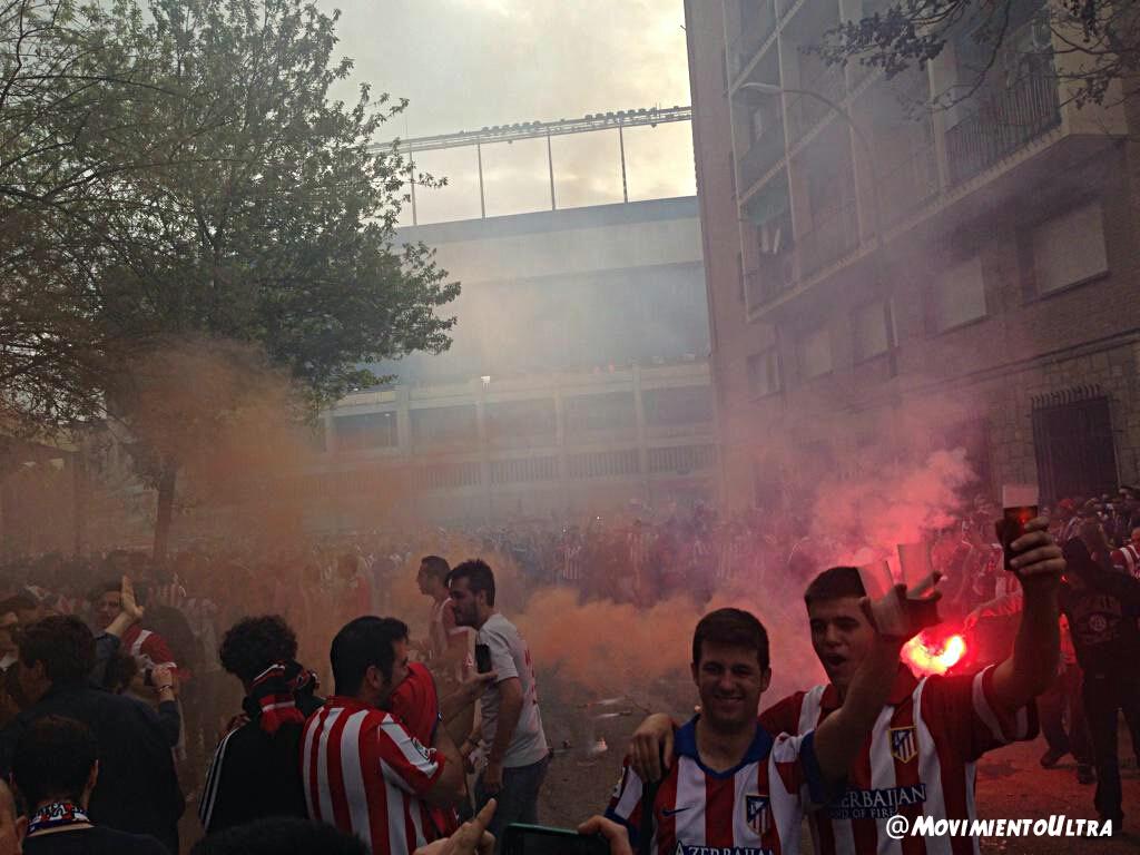 MovimientoUltra's tweet photo. Primeras imágenes del que nos llegan desde el Calderón con el Bengaleo del Frente Atlético en su callejón. http://t.co/LcgAZxeY7y