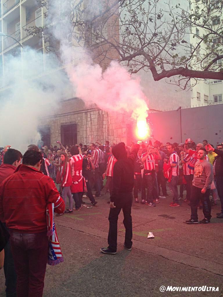 MovimientoUltra's tweet photo. Primeras imágenes del que nos llegan desde el Calderón con el Bengaleo del Frente Atlético en su callejón. http://t.co/LcgAZxeY7y