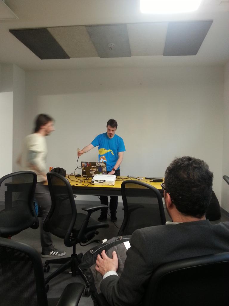 aronnebrivio's tweet image. Online per il live tweet del meetup con #MilanoJS. Relatore @Mte90Net #fxosmilano @nicokant @giuscri