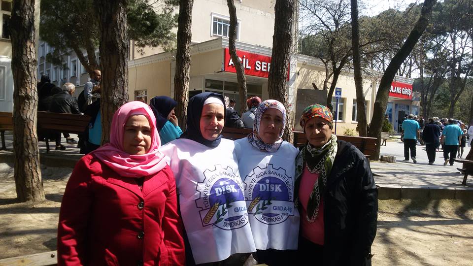 Fatih Sultan Mehmet Hastanesi'nde direniş sürüyor...
Kadın işçiler en önde..
Bugün İSİG Kadın Meclisi de ziyaretteydi