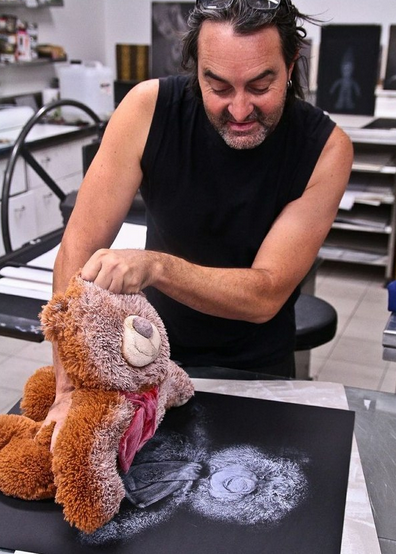 GalaVanYYJ's tweet photo. Keep your kid's best childhood friend by dusting it with a light coat of spray paint and imprinting it on a canvas. http://t.co/bt35heKKwz