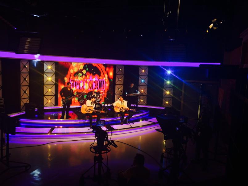 TelevisaSON's tweet photo. "Dime, si vas a volver algún día... Si dejo una luz encendida...", #EnVivo @ParDeAsesMex en @Teledicion por canal 12 http://t.co/8jyKCAOoIS