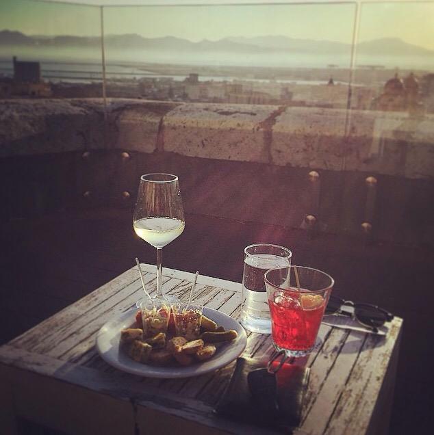 CagliariAPP's tweet photo. Aperitivo al calare del sole (foto su Instagram di @antuofermo_sportswear). #cagliariapp #lacittachecerchi http://t.co/APWHr9T3Nz