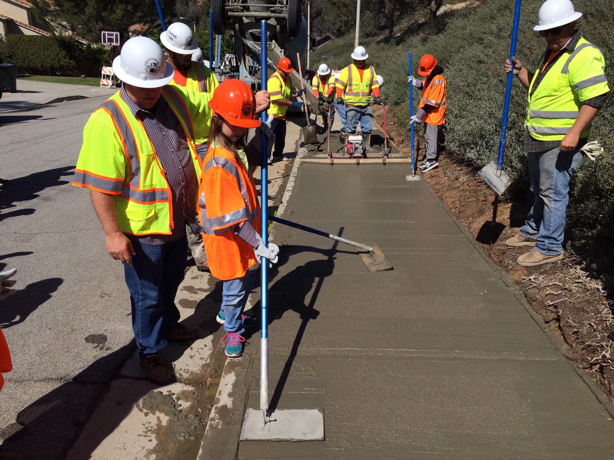 LACoPublicWorks's tweet photo. Daughters and sons learn the art of concrete finishing in Castaic. They are our future. http://t.co/QRDQsE0D2B