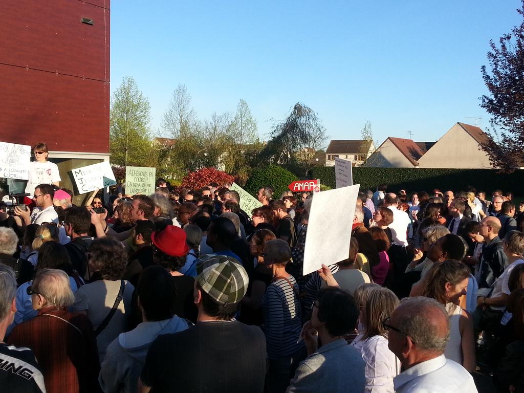 ClemLavo's tweet photo. De plus en plus de monde devant le conseil municipal pour défendre la MJC-CS  de Chilly @ChillyMJC  #mjcendanger http://t.co/2GoUjebIjM