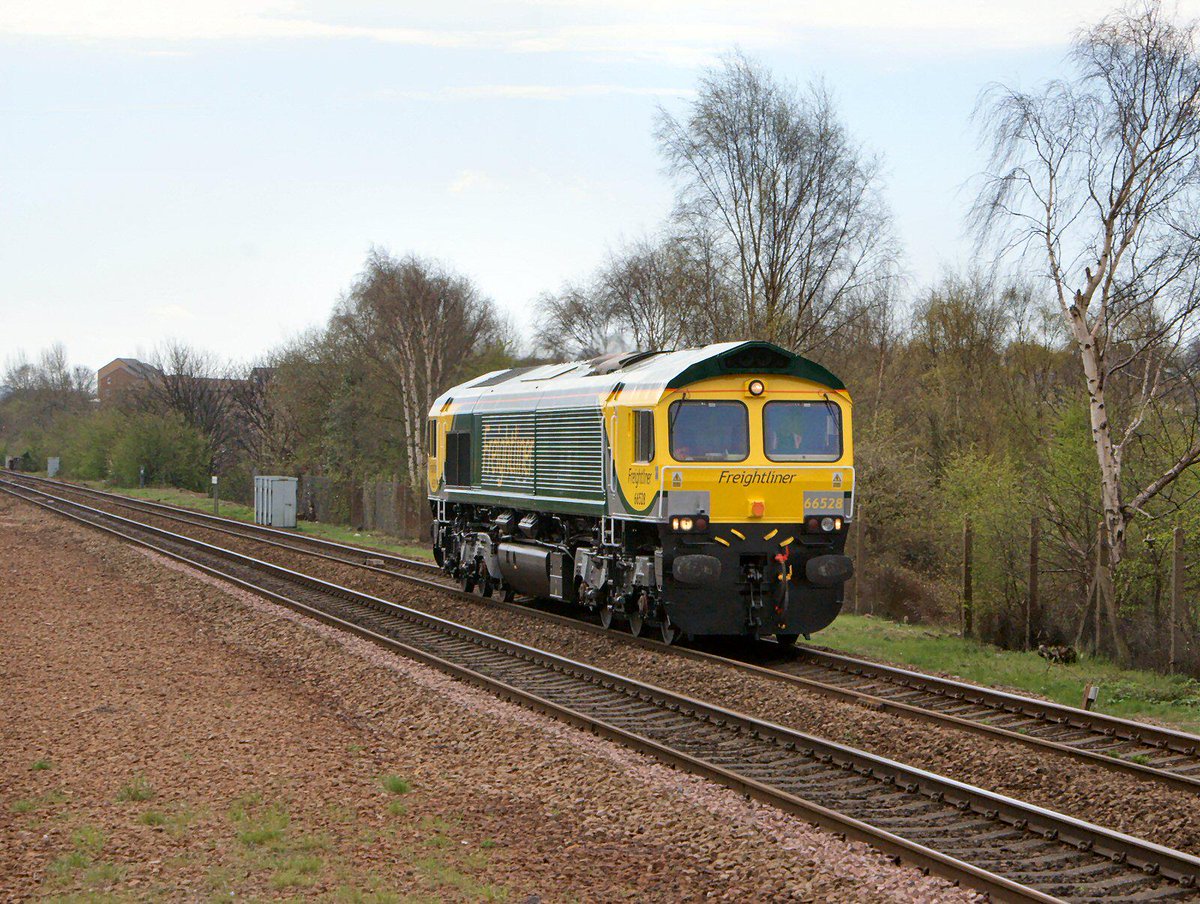 Valenta_Forever's tweet photo. @rlyherald Here it is passing Swinton earlier heading to Leeds Balm Road #TrainPic http://t.co/HhJbC2iQyp