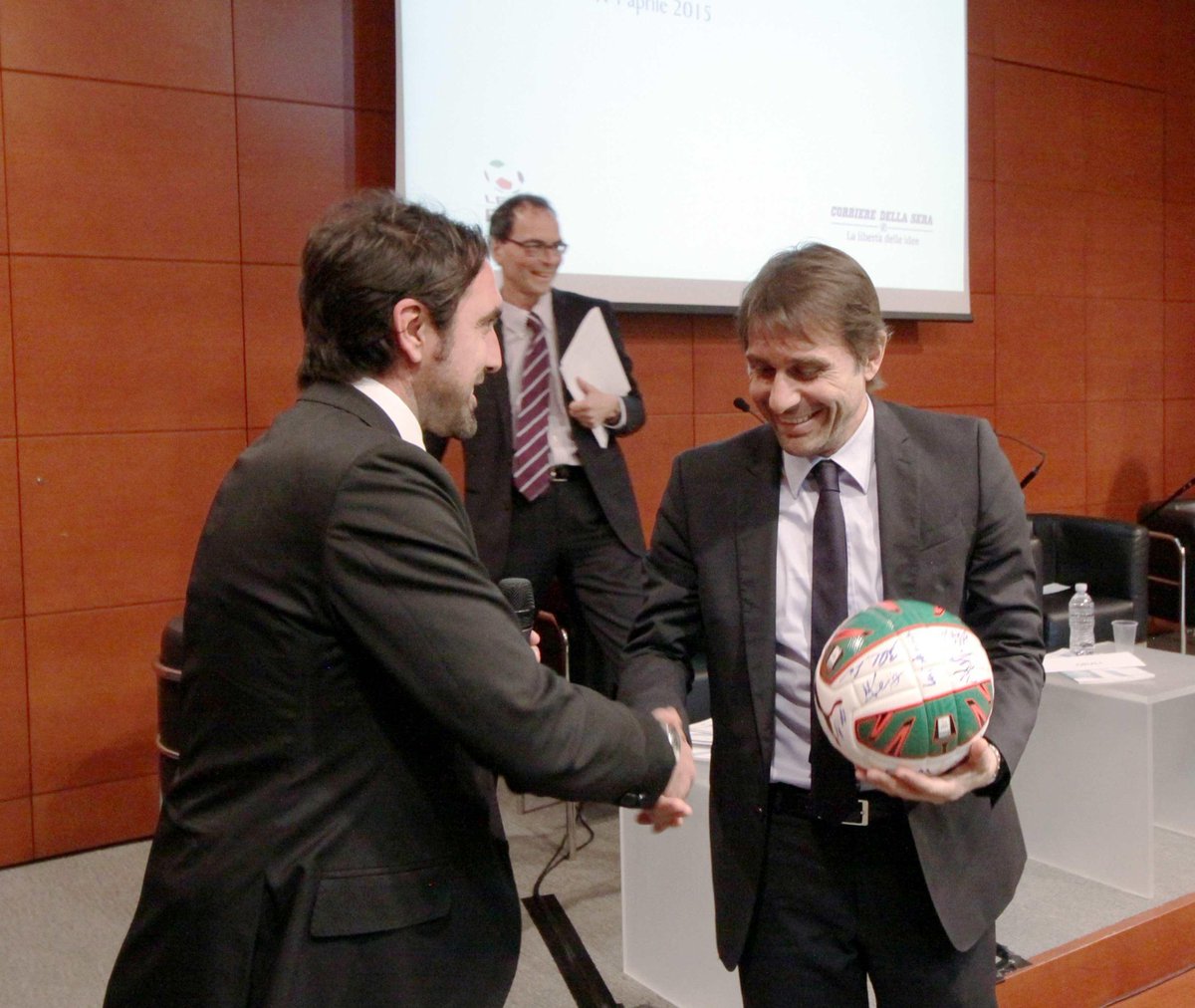 Azzurri's tweet photo. #Azzurri: il Ct Antonio #Conte e il team manager Gabriele #Oriali consegnano il Premio #Stracca.

#VivoAzzurro http://t.co/y0CQpB0FPy