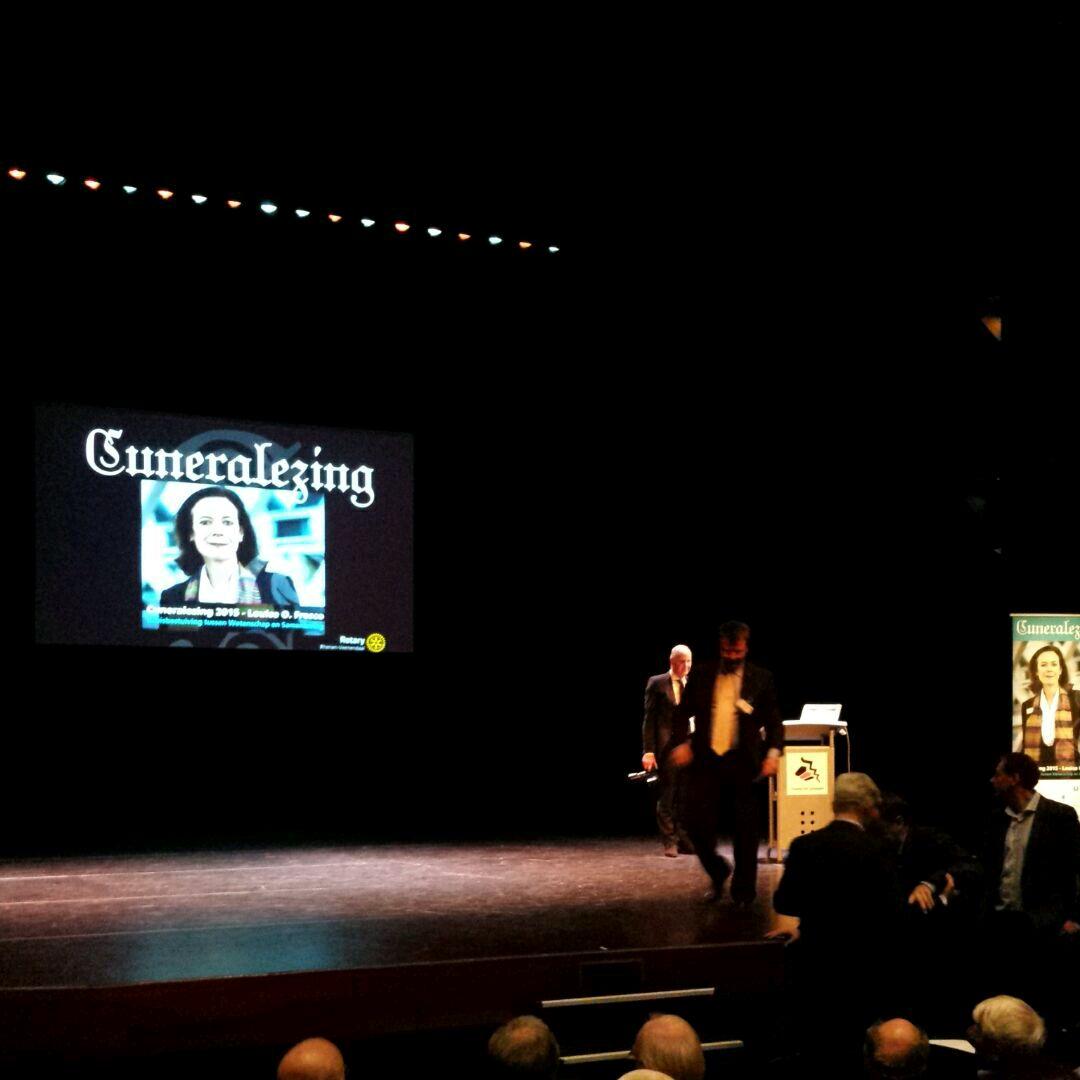 monicabrouwer's tweet photo. Bij de #Cuneralezing. Benieuwd naar het verhaal van Louise O. Fresco. http://t.co/YFEktP7XhN