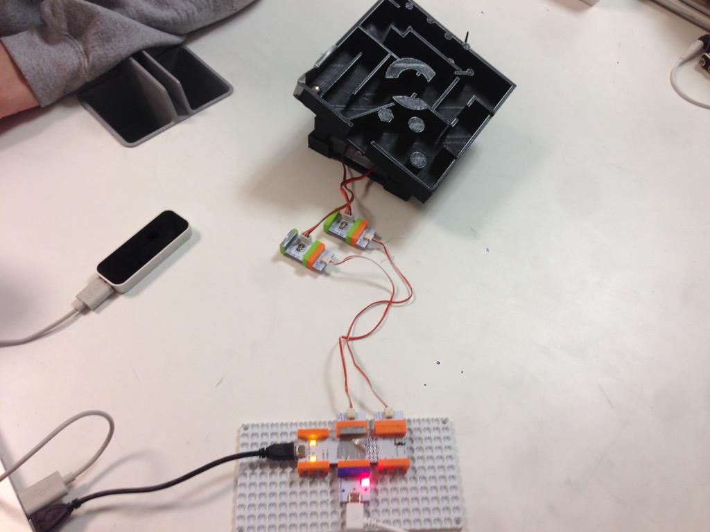 Using @LeapMotion  and #Scratch @scratchteam  with @littleBits to control a @makerbot 3D printed labyrinth. #ID8
